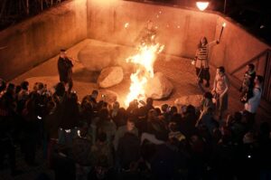 Jare Gody – uczestnicy festiwalu Folkowe Ucho świętują przy ogniu i muzyce słowiańskie powitanie wiosny.